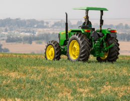 Contamos con la mejor tecnología a través de los equipos John Deere para desarrollar eficientemente todas las tareas agrícolas.